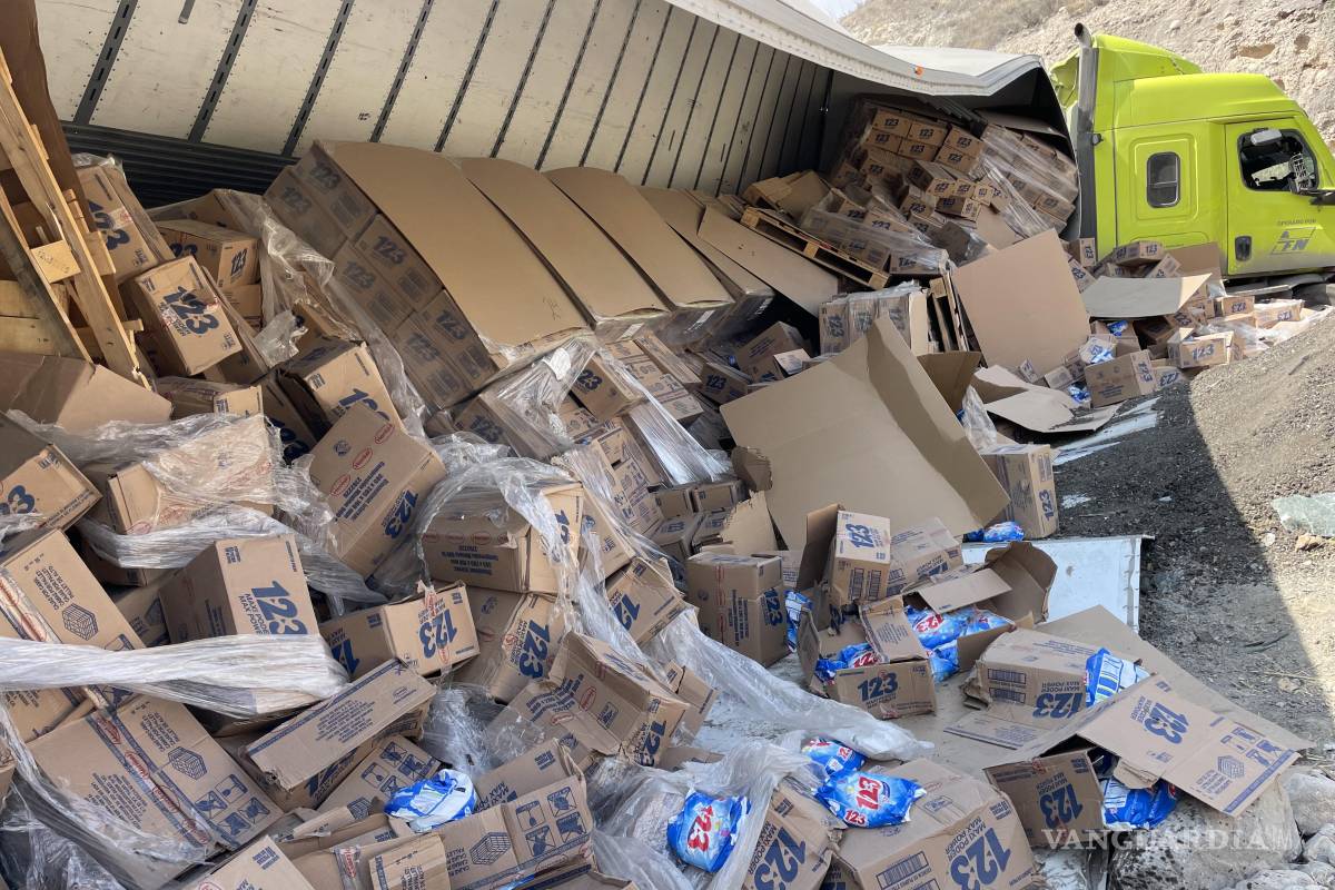 Vuelca camión con detergente en tramo Los Chorros, en Arteaga