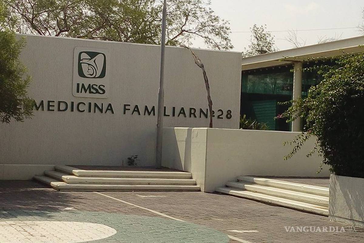 Fingen ser pacientes y asaltan clínica del IMSS en Nuevo León