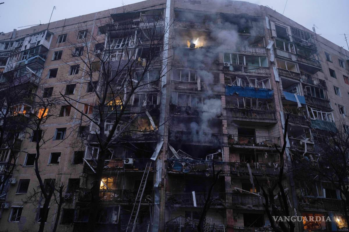 $!Un edificio de apartamentos dañado en un barrio residencial tras el ataque aéreo ruso en Kramatorsk, región de Donetsk, Ucrania.