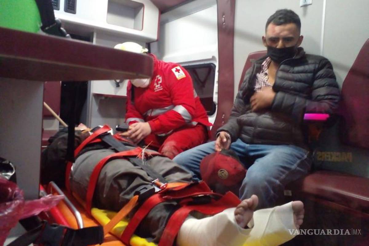 Prensados tres jóvenes en volcadura en la calzada Antonio Narro; 2 graves