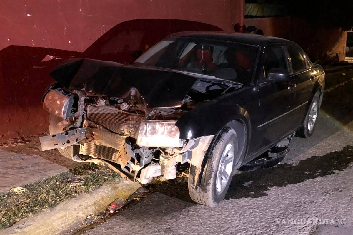 Estrella marino el automóvil de sus padres, tras accidente intenta huir