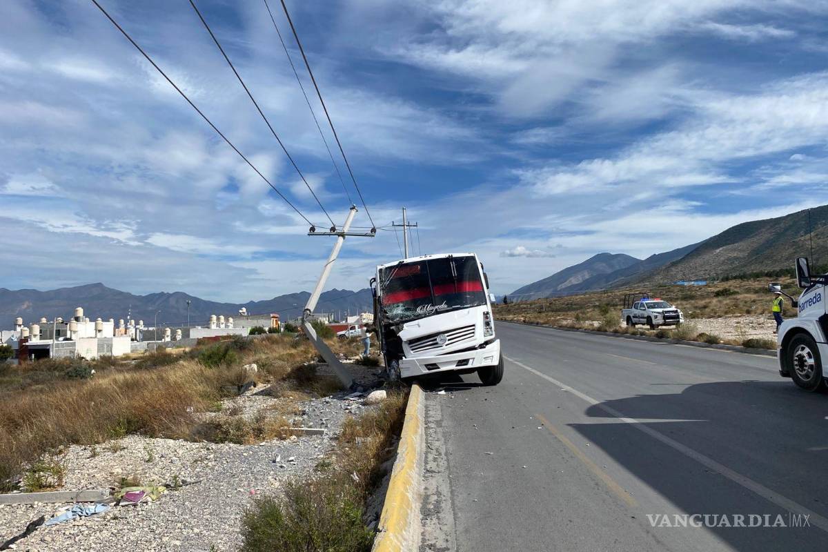 Chofer de transporte de personal se duerme y choca contra poste en Saltillo
