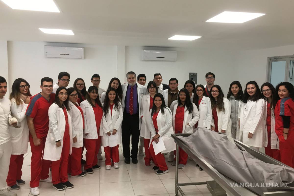 Alumnos de Medicina de la Universidad de Querétaro juran en Saltillo respeto durante prácticas con cuerpos humanos