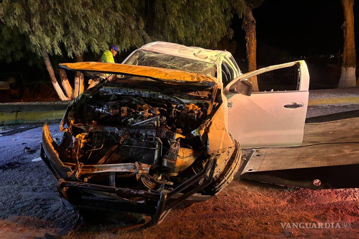 Vuelca camioneta frente a la UAAAN; conductor huye