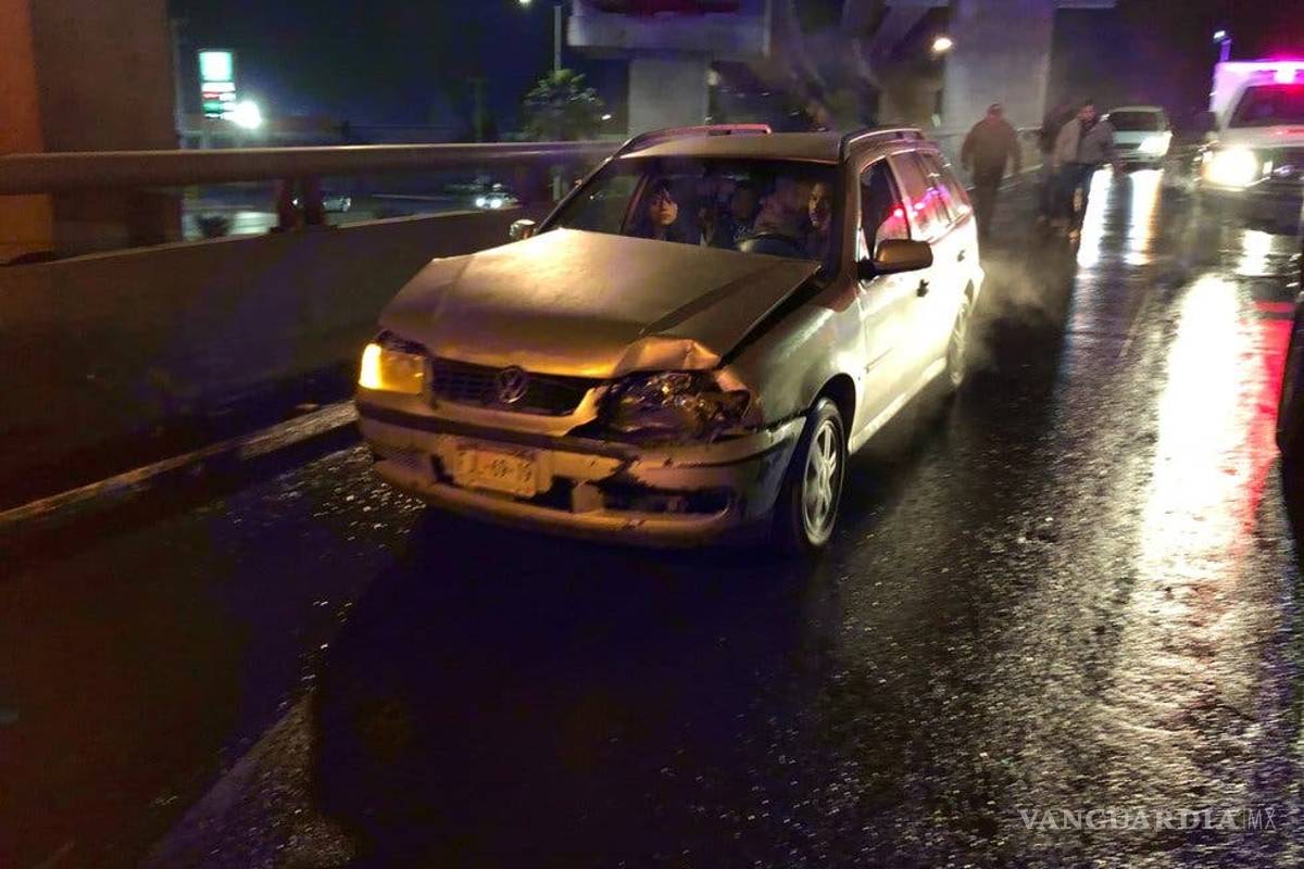 Se confunde y choca con distribuidor vial 'El Sarape'