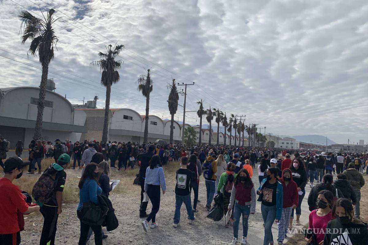 Rezagados de Saltillo exigen ser inmunizados fuera de su turno y usuarios les reclaman que para Spider-Man si hacen fila