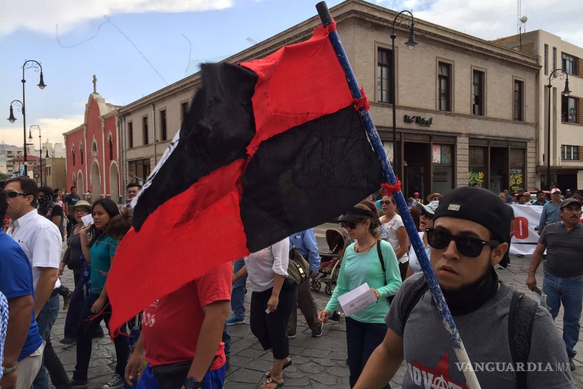 $!Grupos ciudadanos y magisteriales de Coahuila protestan por conflicto en Oaxaca (FOTOS)