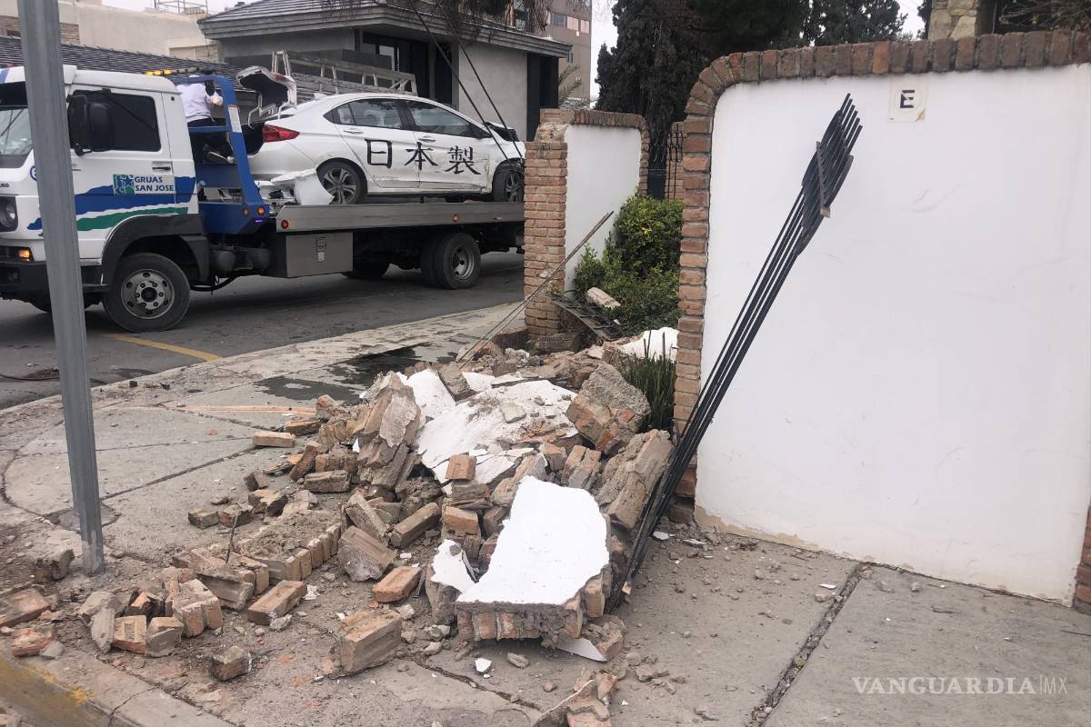 Auto choca con barda en la colonia República de Saltillo