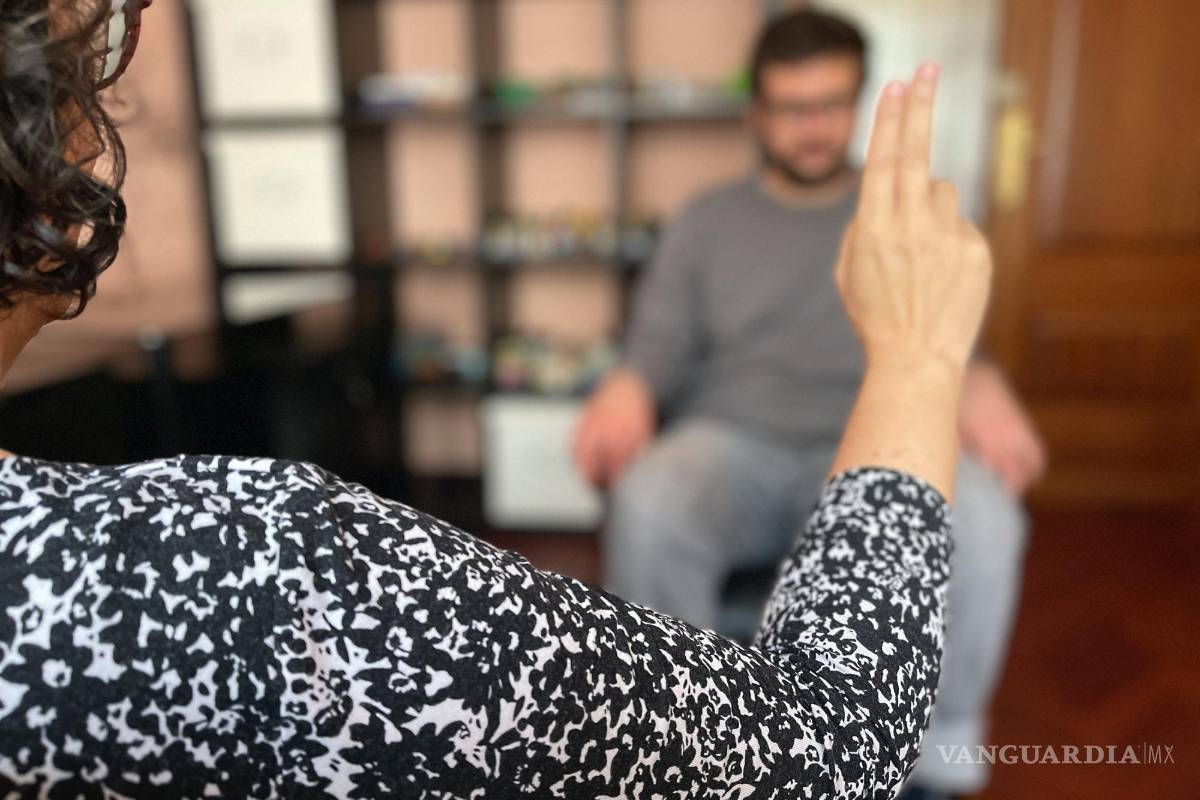 $!El paciente mueve los ojos siguiendo la mano de la terapeuta.