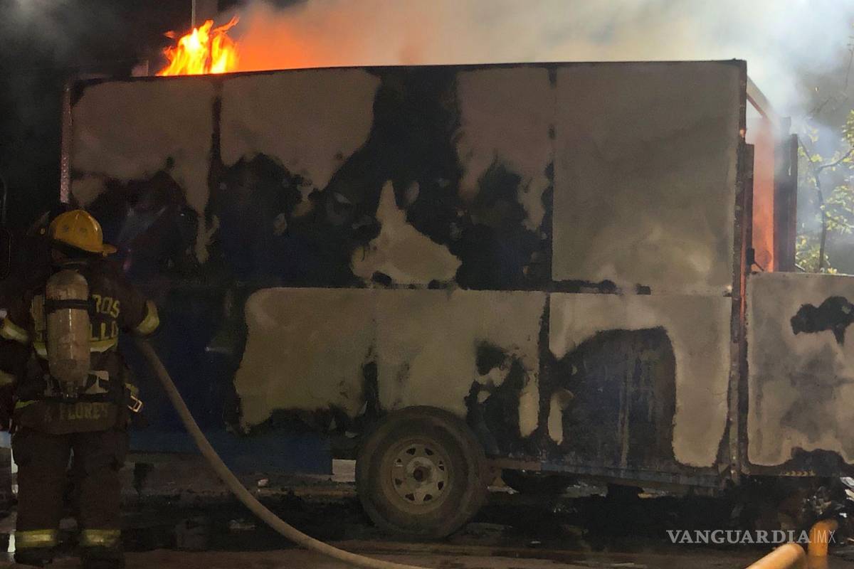 Arde en llamas contenedor de basura al sur de Saltillo; una colilla de cigarro habría iniciado el fuego