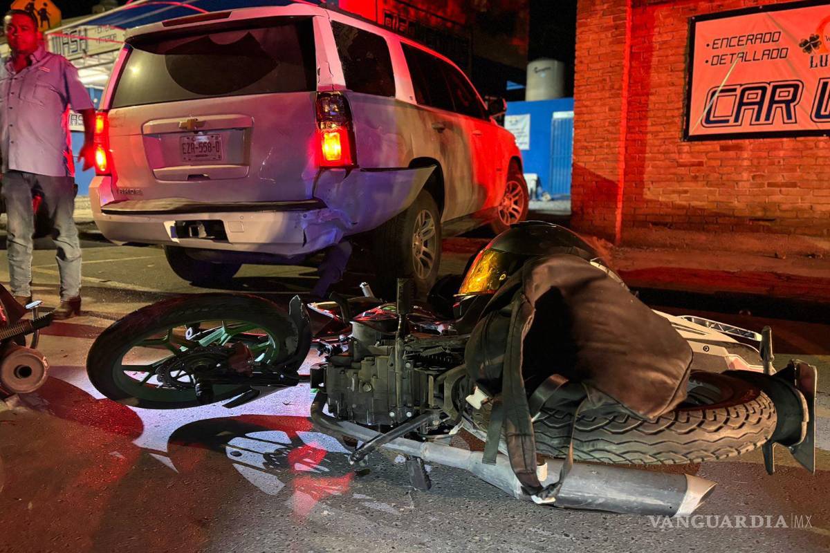 Motociclistas acaban lesionados tras chocar contra camioneta, al norte de Saltillo