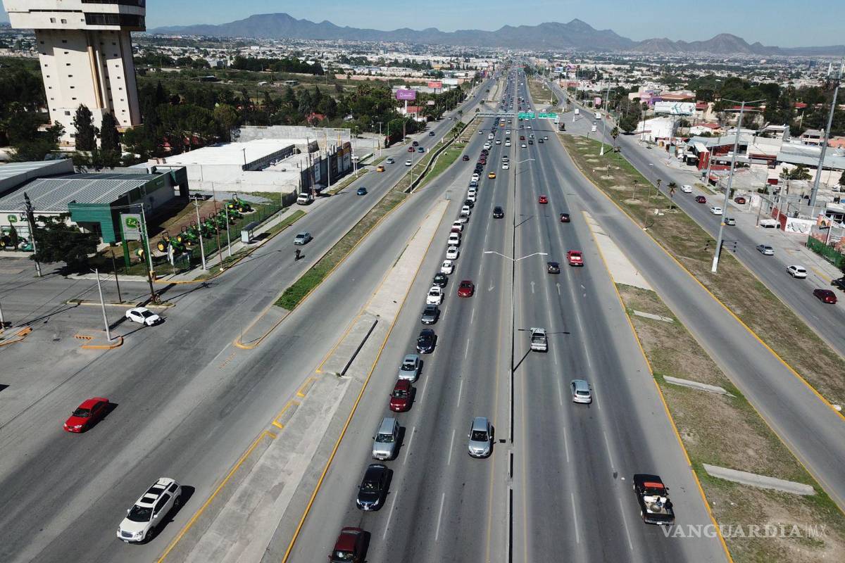 Kilométricas filas en tercer día de vacunación antiCOVID en Saltillo