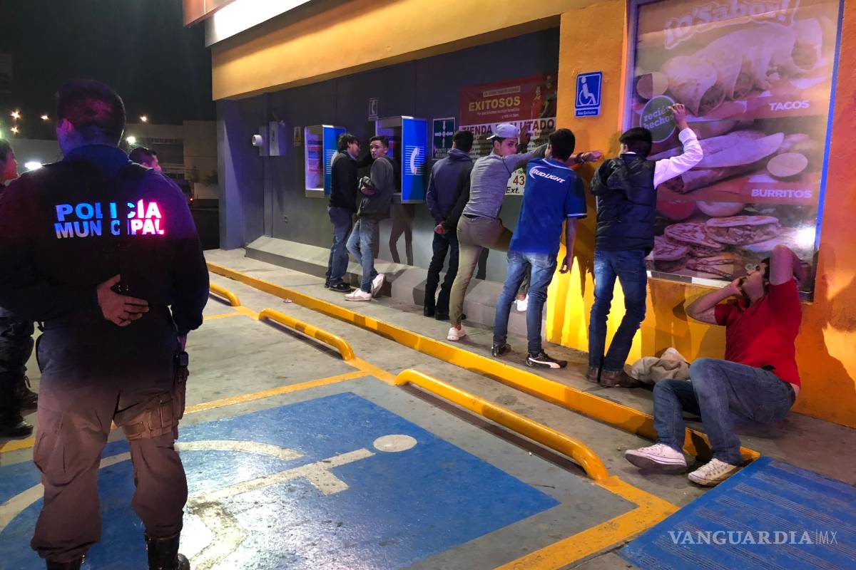 Jóvenes rijosos detenidos por riña en Saltillo