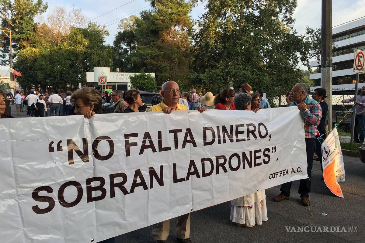 Protestan sindicatos y jubilados en Veracruz por falta de pagos