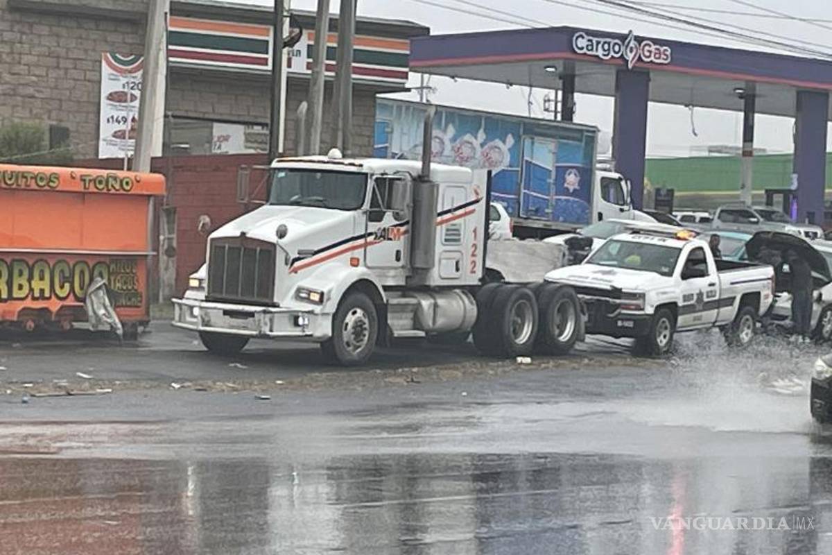 $!El camión de la línea SALM, con el número económico 122, circulaba de sur a norte por el bulevar Antonio Cárdenas.