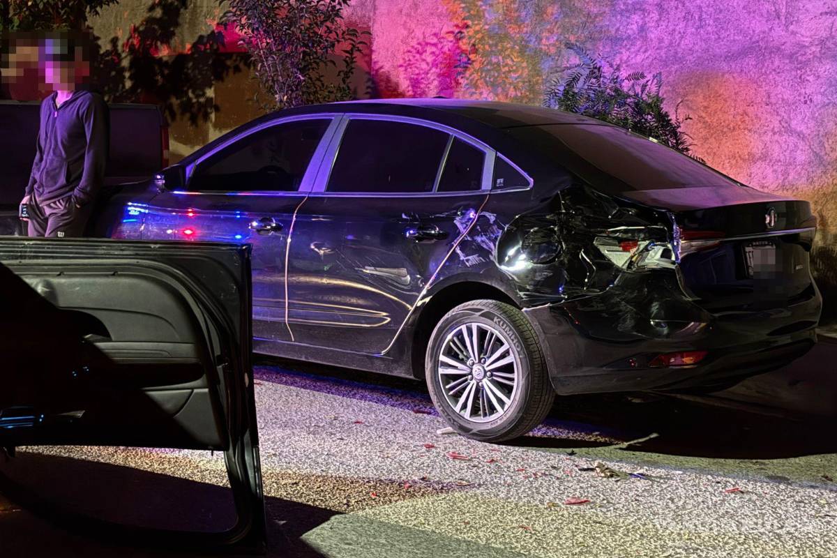 $!Testigos auxiliaron al conductor, quien logró salir por sus propios medios antes de ser detenido por los afectados.