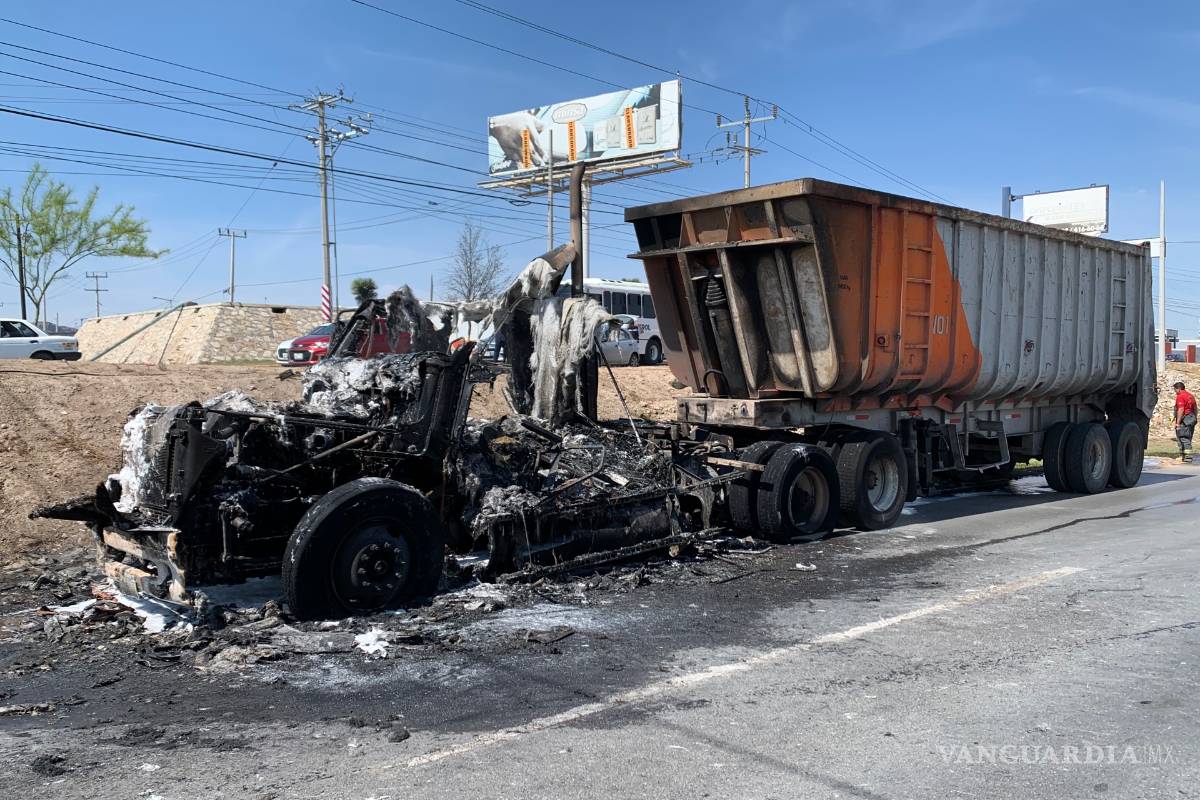Arde tráiler en Ramos Arizpe; conductor sobrevive