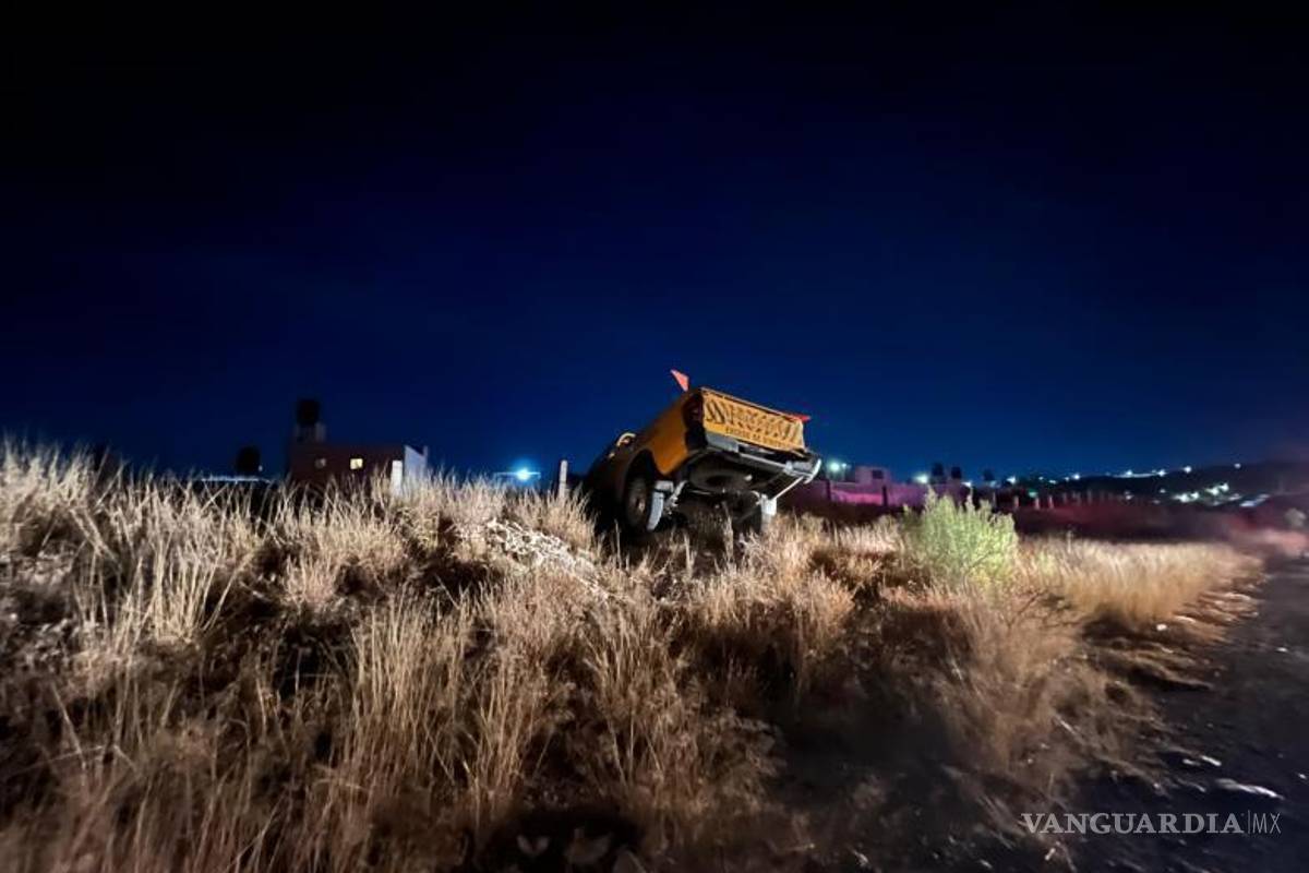 $!La camioneta Chevrolet, que operaba como unidad piloto, terminó en un costado luego de la salida de la vía.