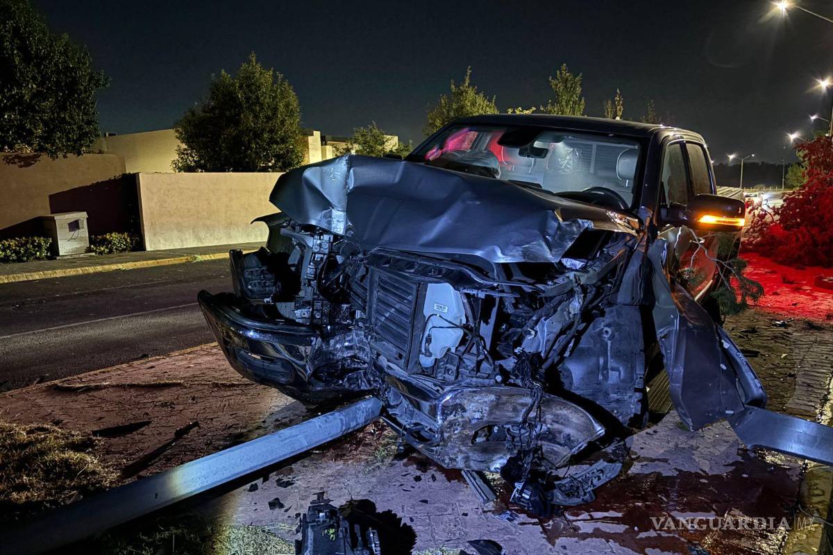 Conductor en presunto estado de ebriedad derriba un árbol y una luminaria, en Saltillo