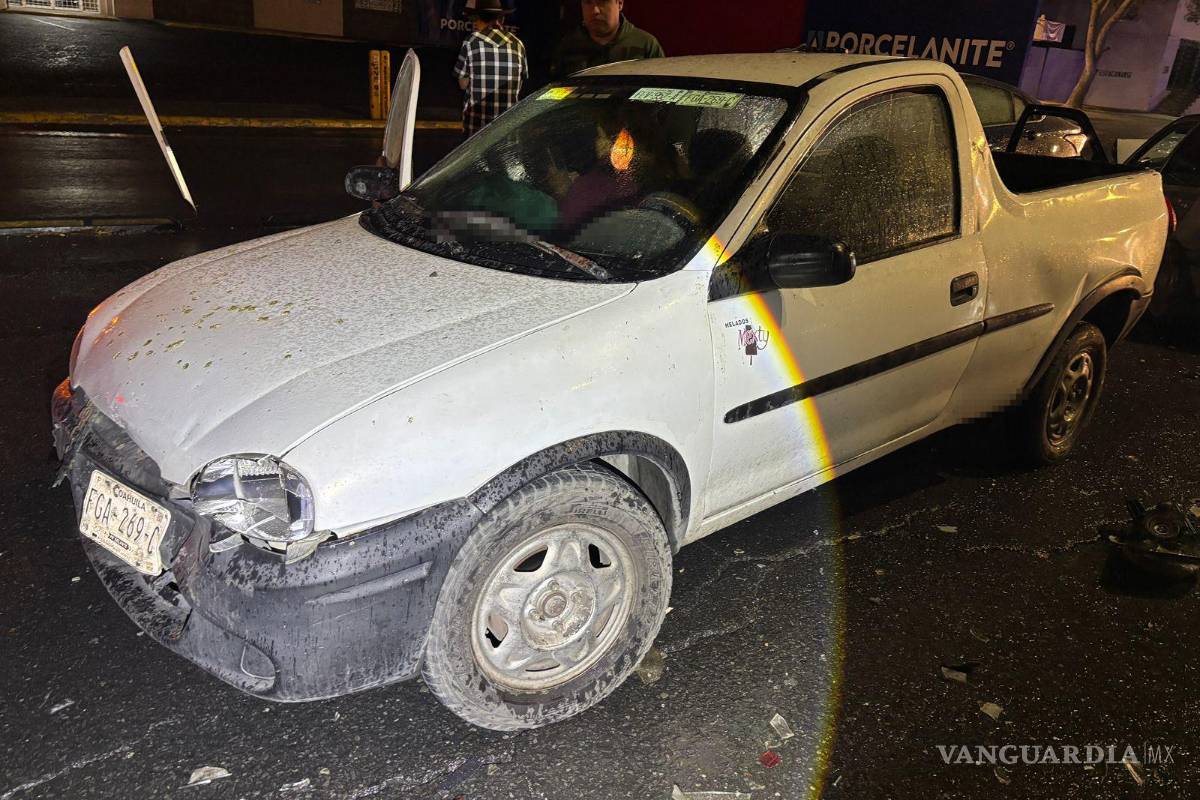 $!El Chevy quedó con daños severos tras provocar el choque múltiple.