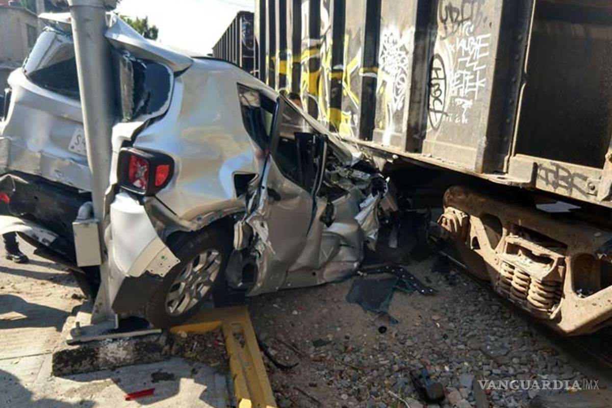 Tren arrastra camioneta que intentó ganarle el paso; hay un herido