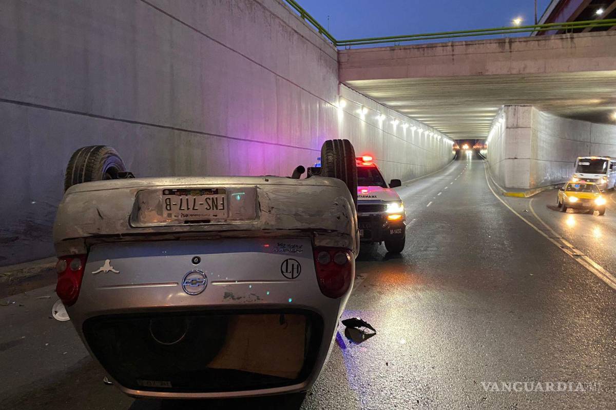 Auto vuelca en pleno LEA de Saltillo; conductor termina lesionado