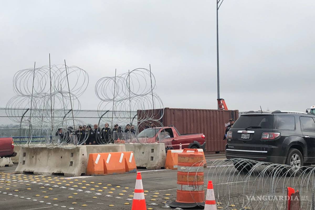 Con púas y escudos, policías estadounidenses blindan frontera en Piedras Negras ante llegada de migrantes