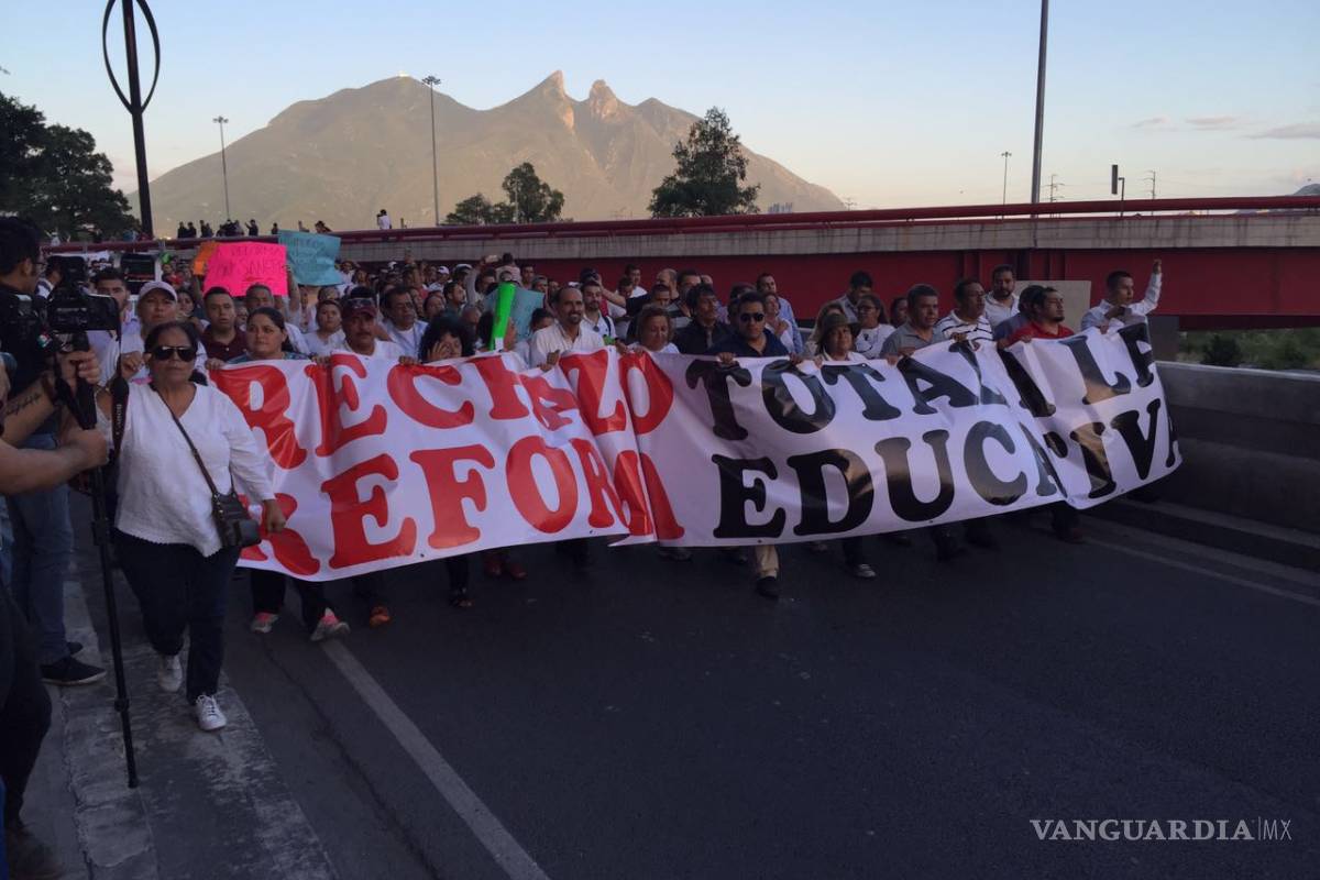 Maestros exigen renuncia de la titular de la Secretaría de Educación de NL