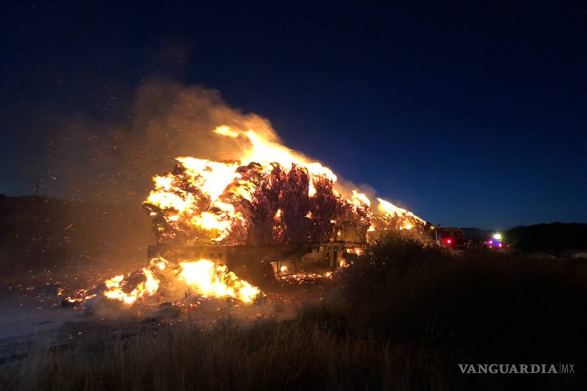 Se incendia tráiler en la carretera Saltillo - Torreón; provoca tránsito lento