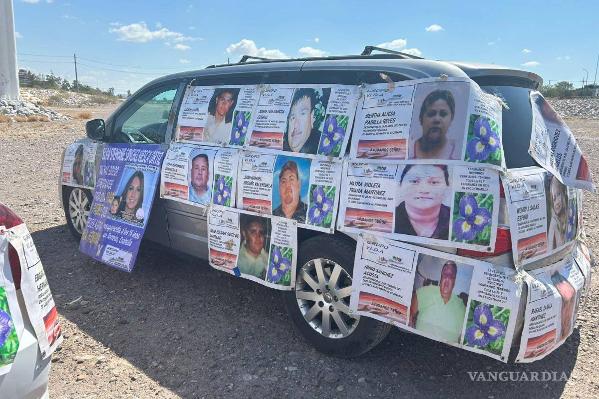 $!Durante la marcha, las mujeres llevaron una criba, herramienta clave en la búsqueda de restos, y ofrecieron una misa en memoria de sus seres queridos desaparecidos.