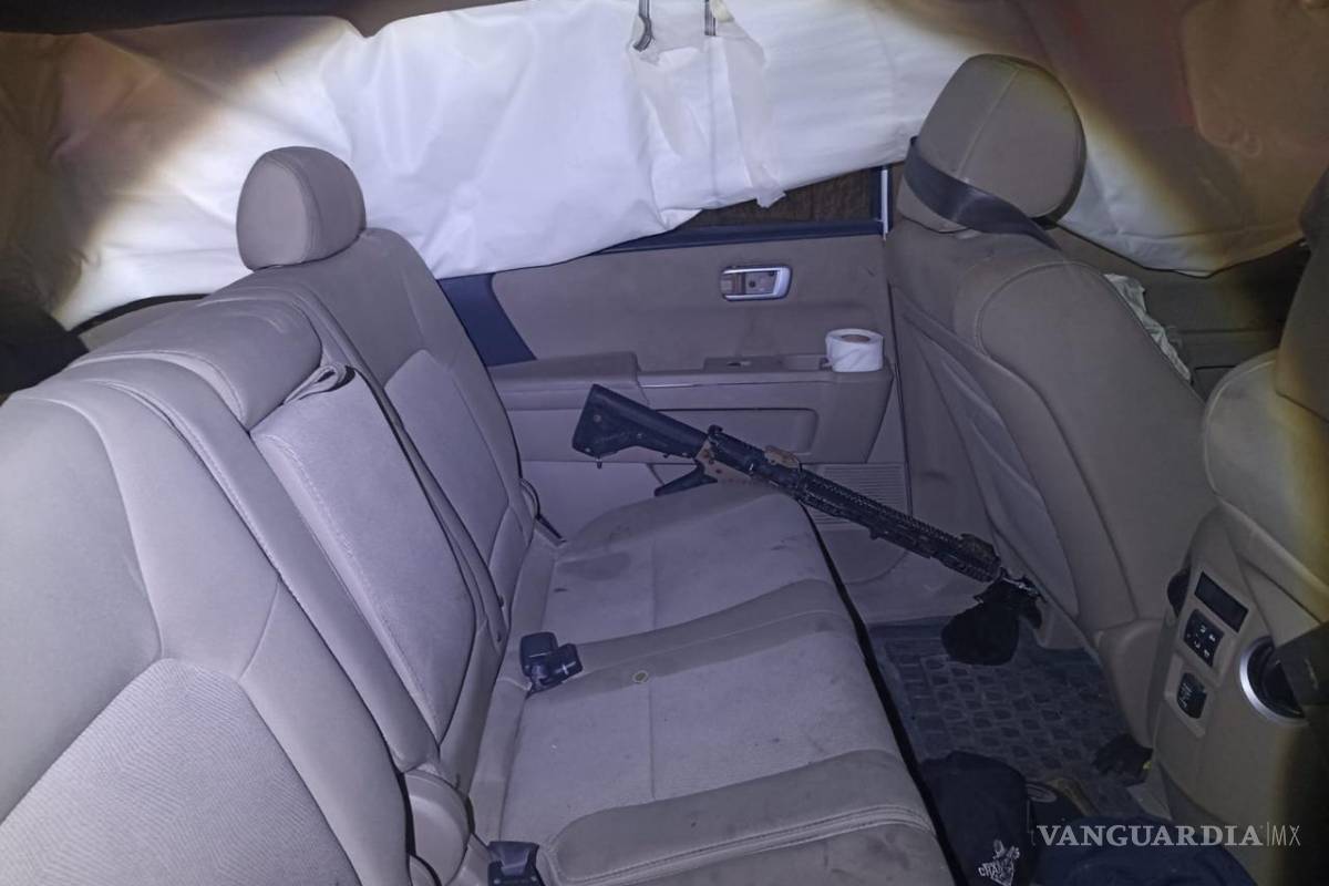 Nuevo León: Tras enfrentamiento con policías, hombres huyen y dejan camioneta con armas