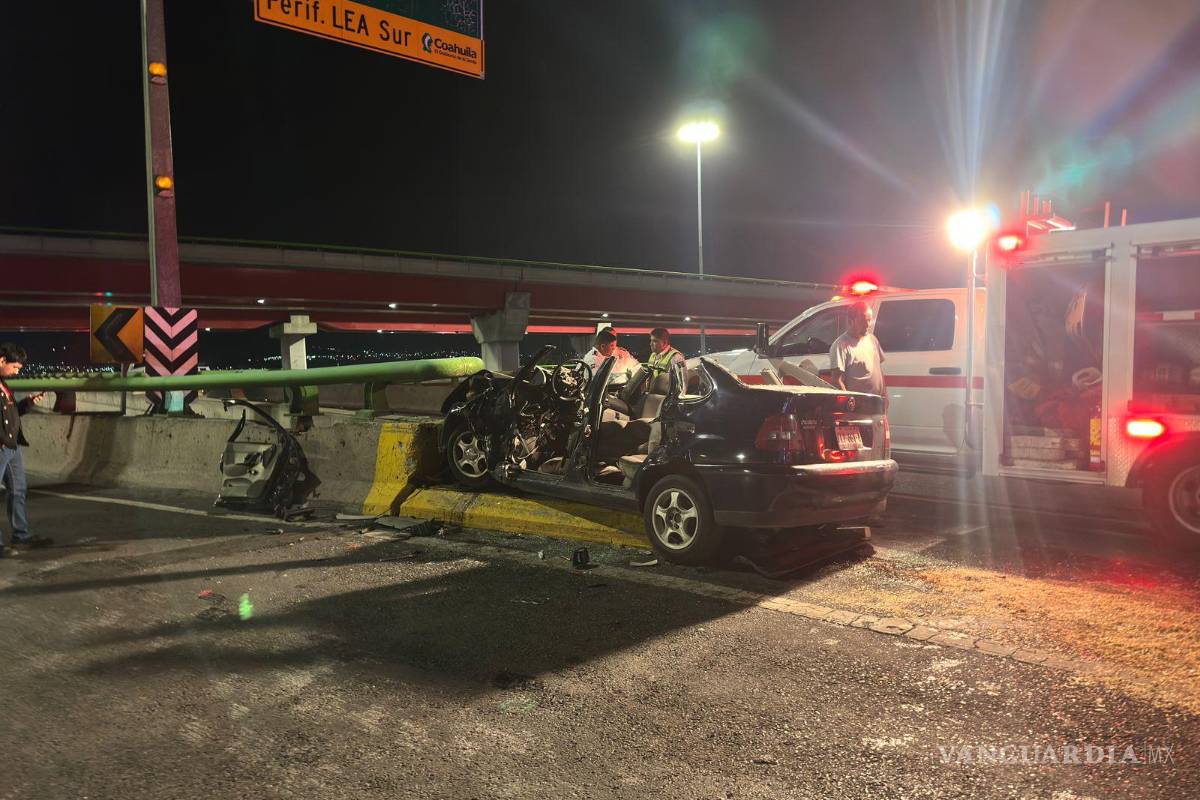 Casi provoca otra tragedia el alcohol en Saltillo: conductor termina grave tras impactarse contra el distribuidor El Sarape