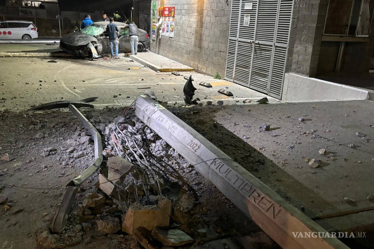 $!El poste fue derribado por la fuerza del impacto ocurrido en la colonia Nuevo Teresitas.