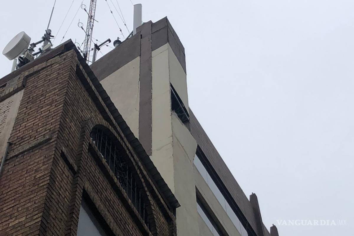 $!En Saltillo cae estructura de un edificio sobre un carro, ante fuertes vientos en la ciudad
