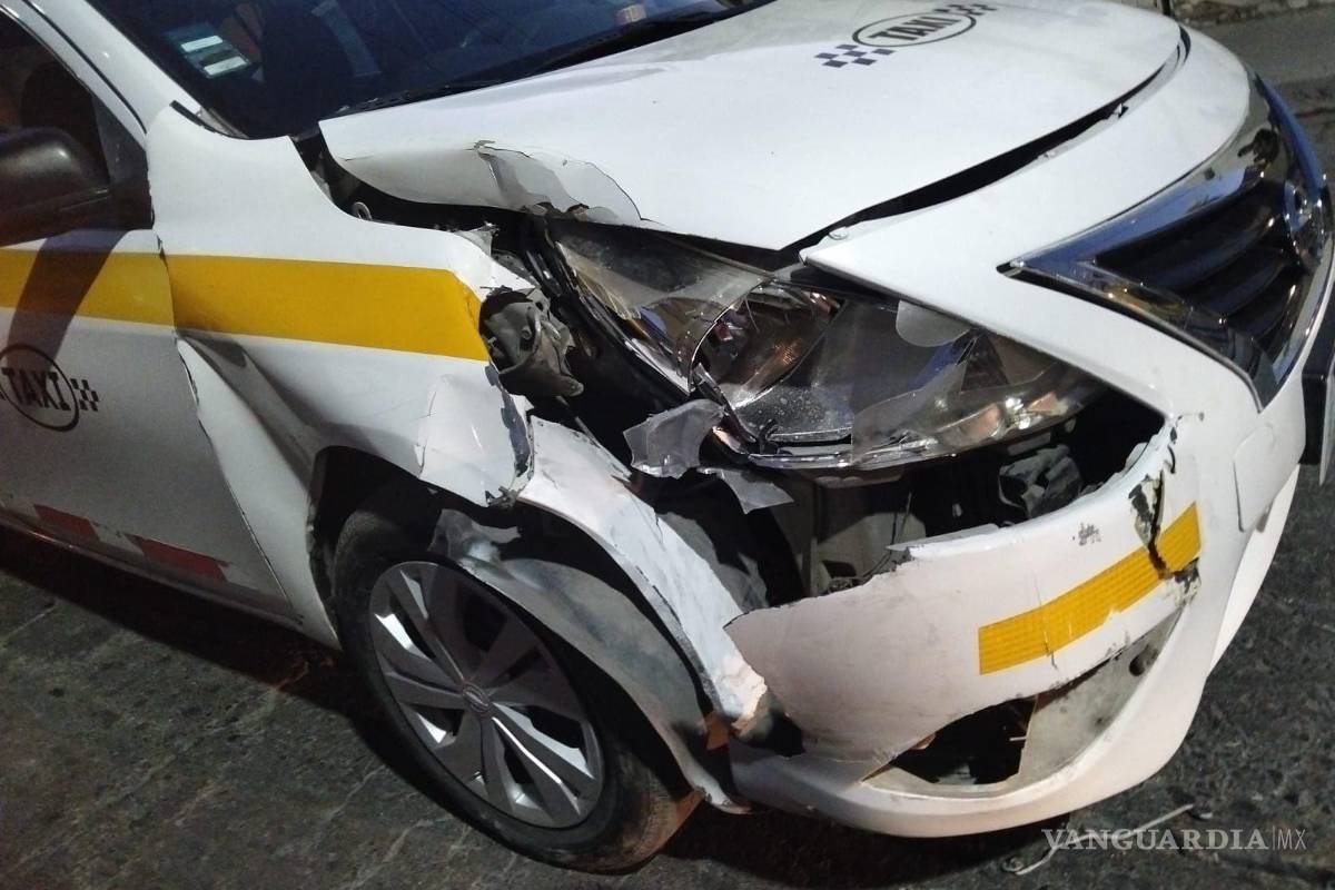 $!La Policía Preventiva aseguró a tres sujetos tras una persecución que terminó con un choque en la colonia Pueblo Insurgente.