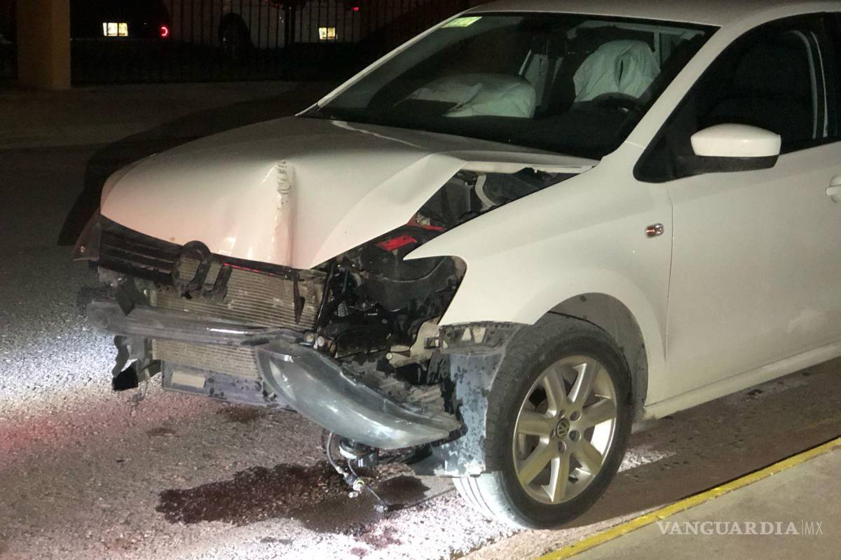 Se estrella contra poste de madera y lo derriba en Saltillo; conductor abandona su vehículo