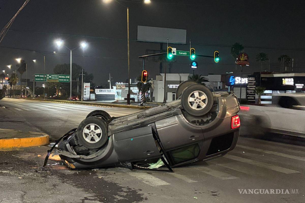 Vuelca conductora tras quitarle el derecho de paso en V. Carranza, en Saltillo