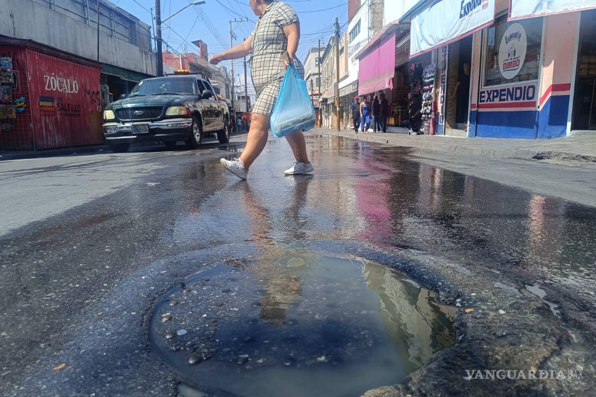 Comerciantes y peatones del Centro de Saltillo, hartos de olores fétidos por fuga sin atender