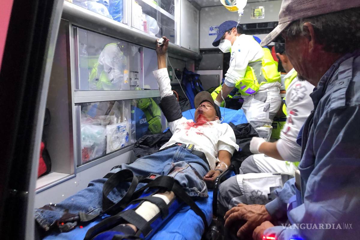 $!Paramédicos de la Secretaría de Salud del estado atendieron a Jhony, quien sufrió una fractura en la pierna y fue trasladado a un hospital.