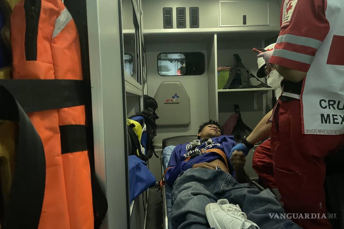 Menor impacta su motocicleta contra camioneta y termina herido, en Saltillo