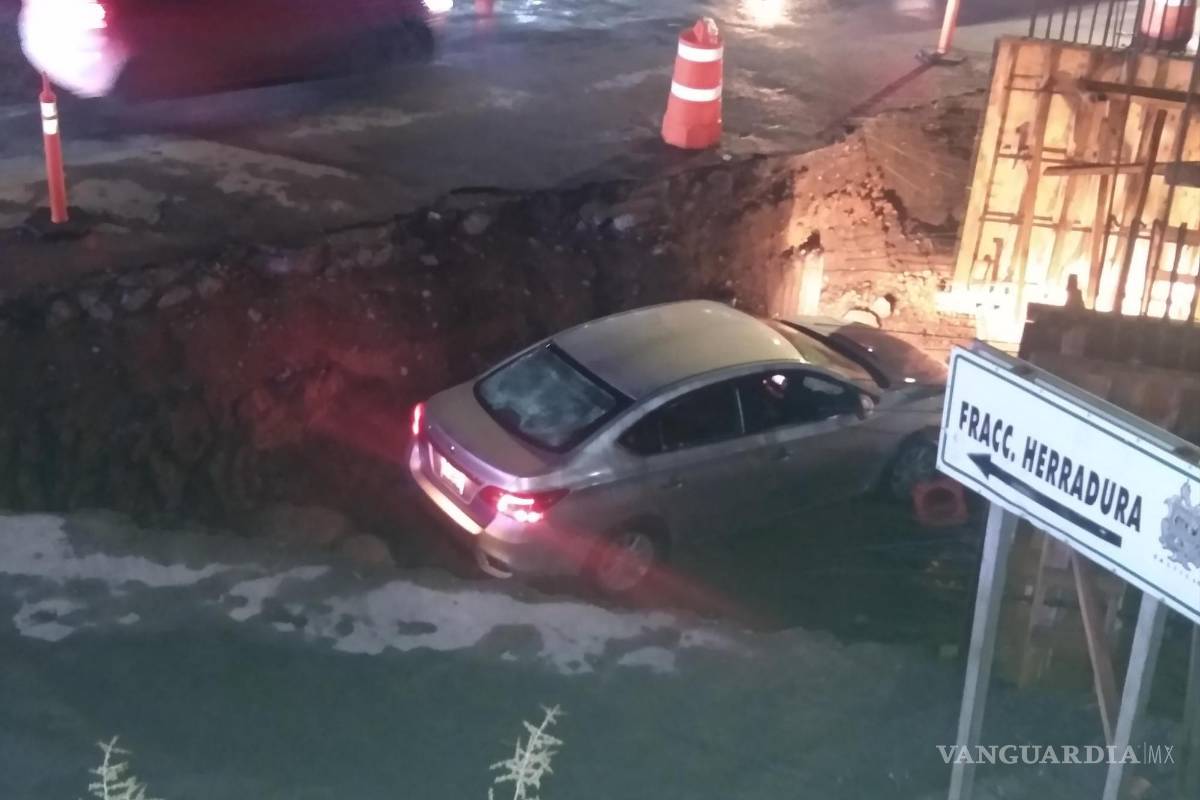 Conductor termina en el fondo de un arroyo, al oriente de Saltillo