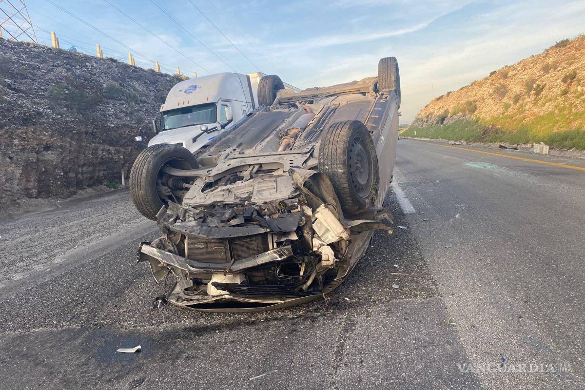 Vuelca joven tras chocar con tráiler que le quitó el paso en la Monterrey-Saltillo