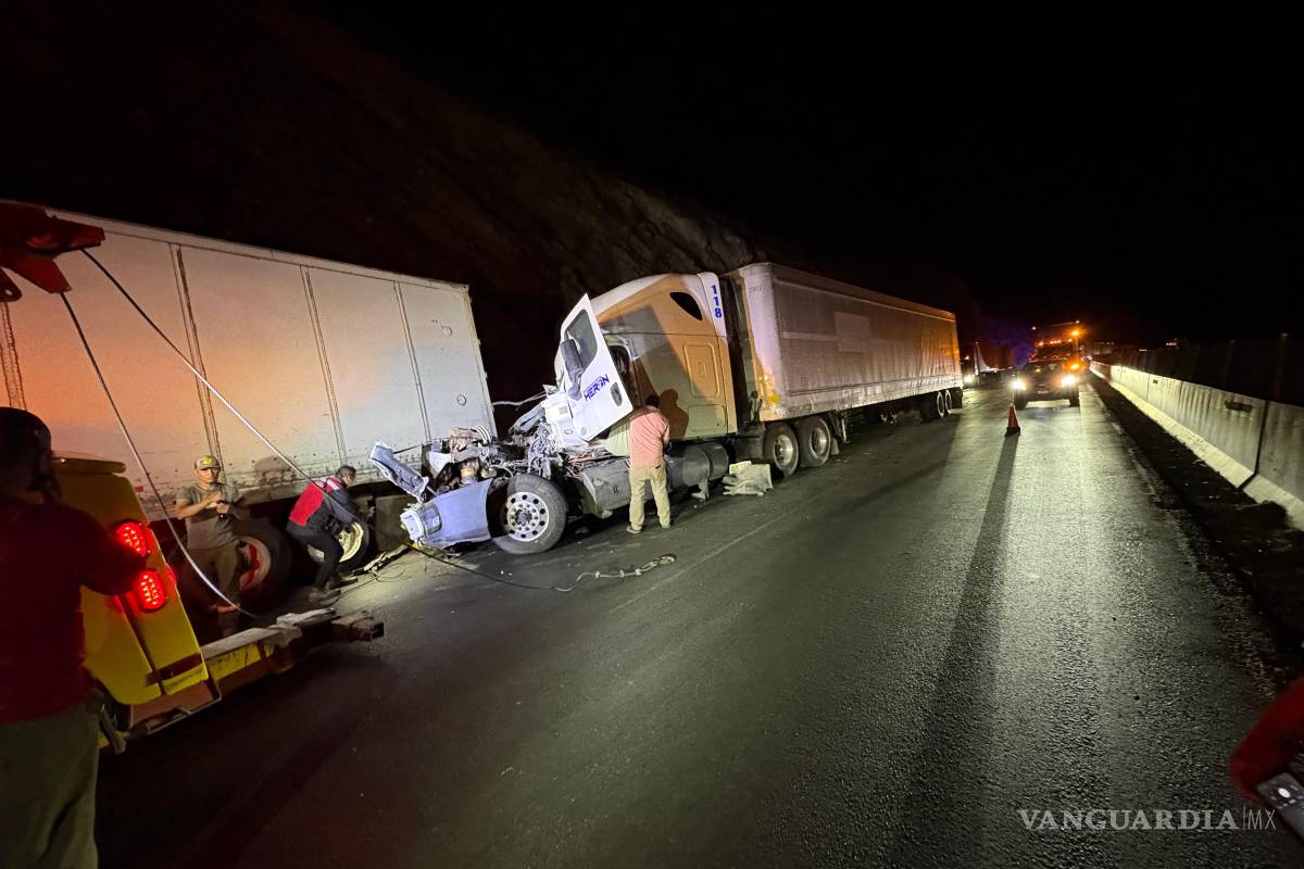 Choque entre tráileres deja daños materiales y cierra carretera a Los Chorros