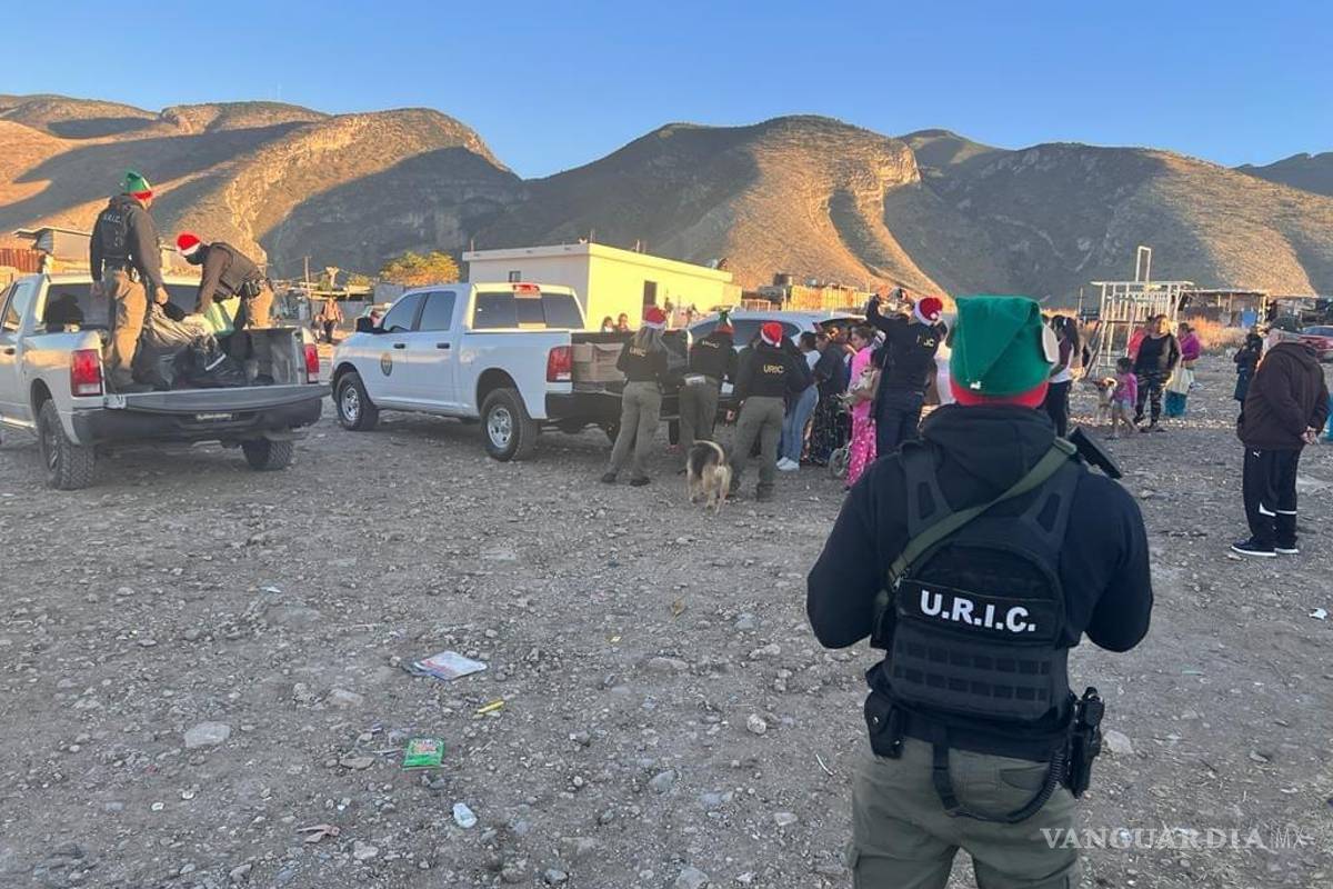 ¡Santa Claus porta armas! Visitan elementos de la Fiscalía a niños en La Laguna