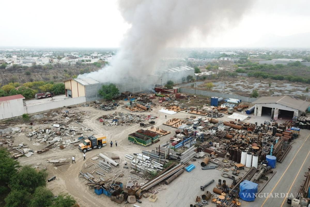 Se registra incendio en bodega de García, Nuevo León; evacuan a 280