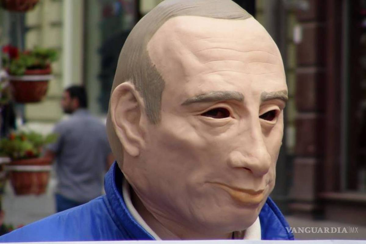Hombre con máscara de Putin desafía al Kremlin