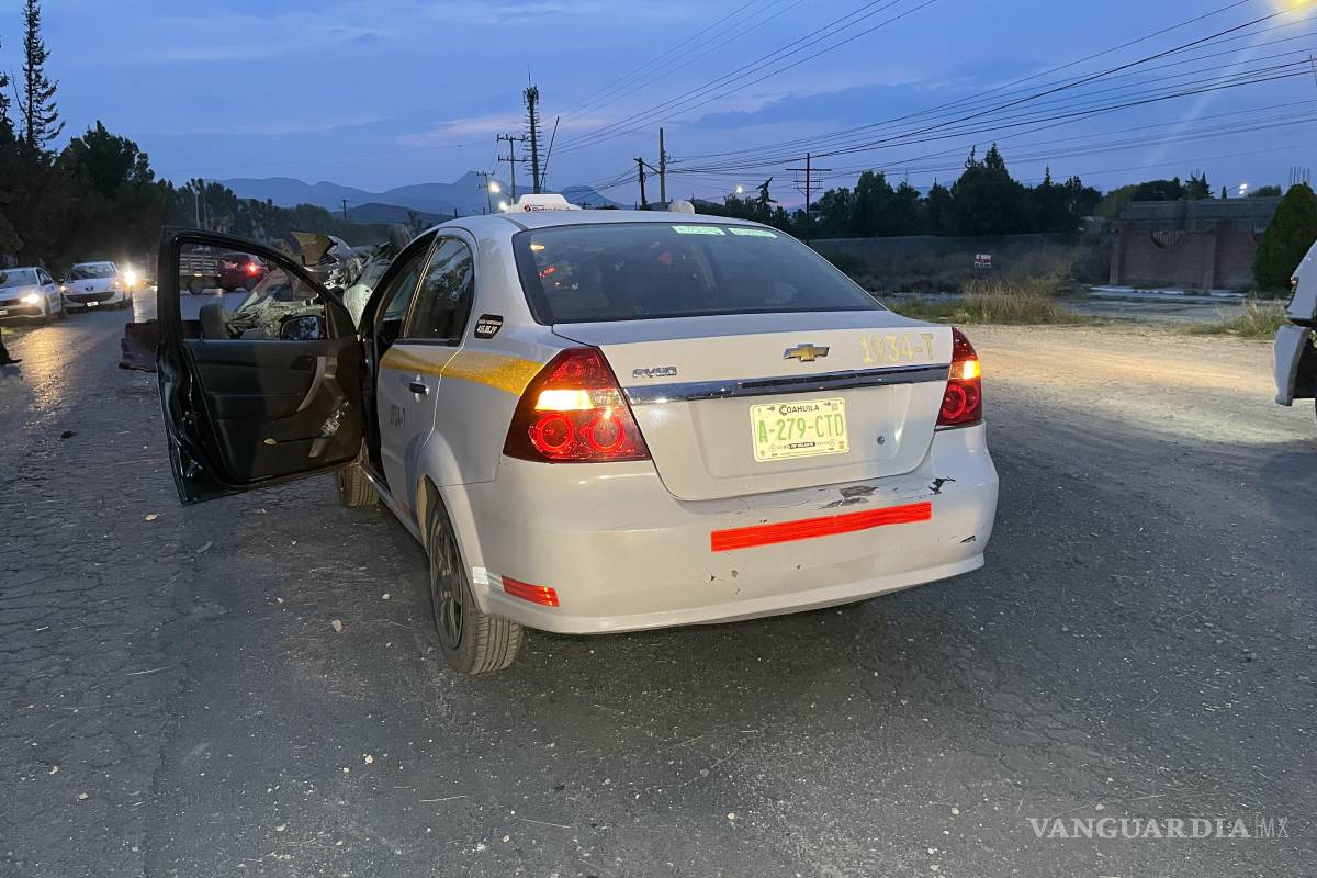 Conductor ebrio provoca choque y vuelca frente a la UAAAN, en Saltillo