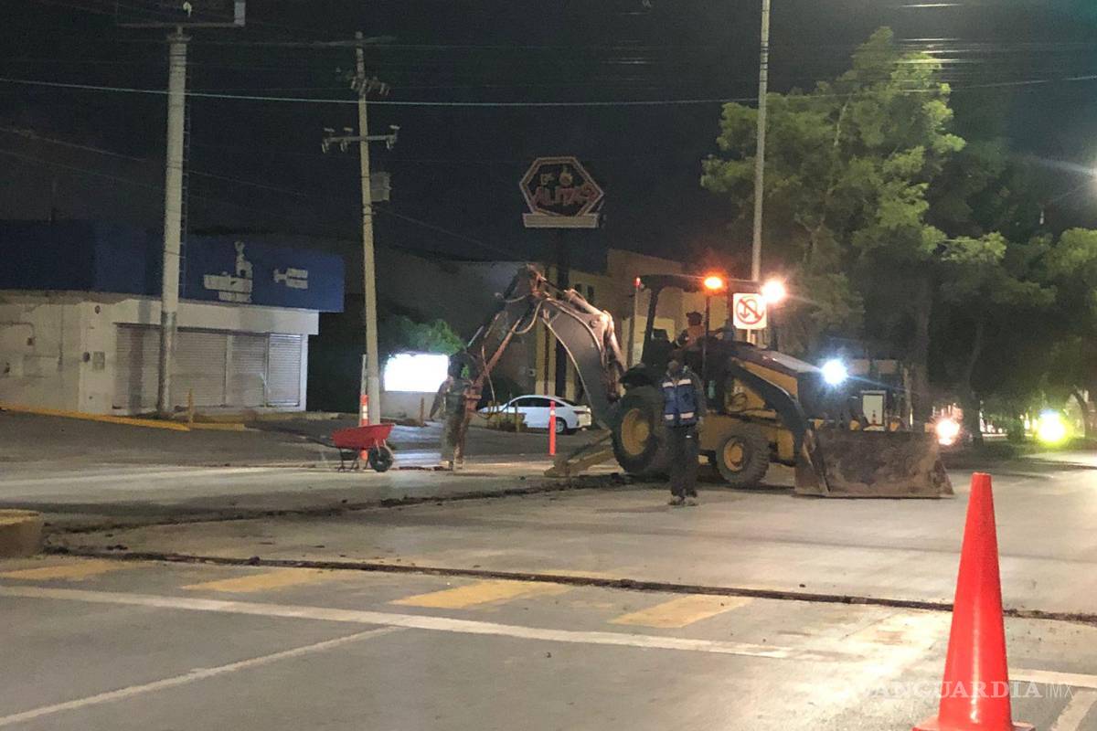 Empleados de Aguas de Saltillo se arriesgan trabajando sin luces durante la noche