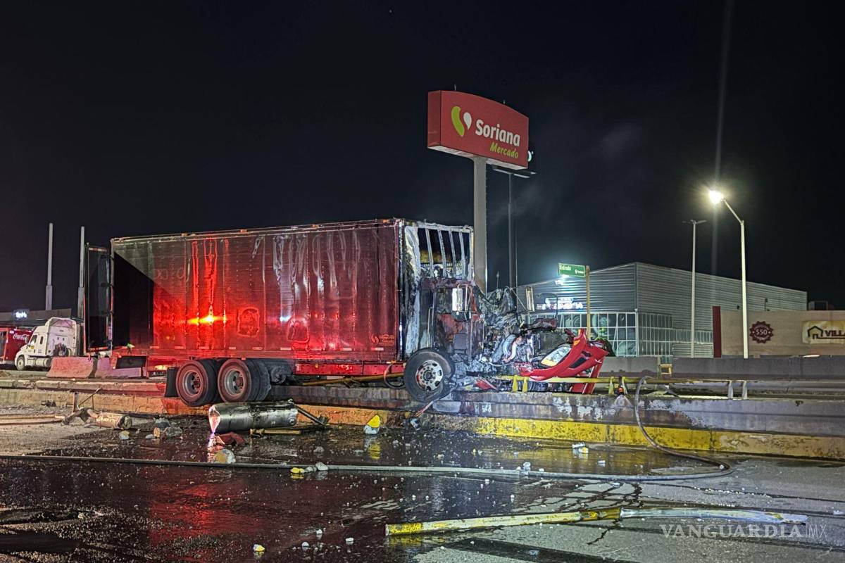 Se incendia tractocamión tras chocar contra puente vehicular en Ramos Arizpe