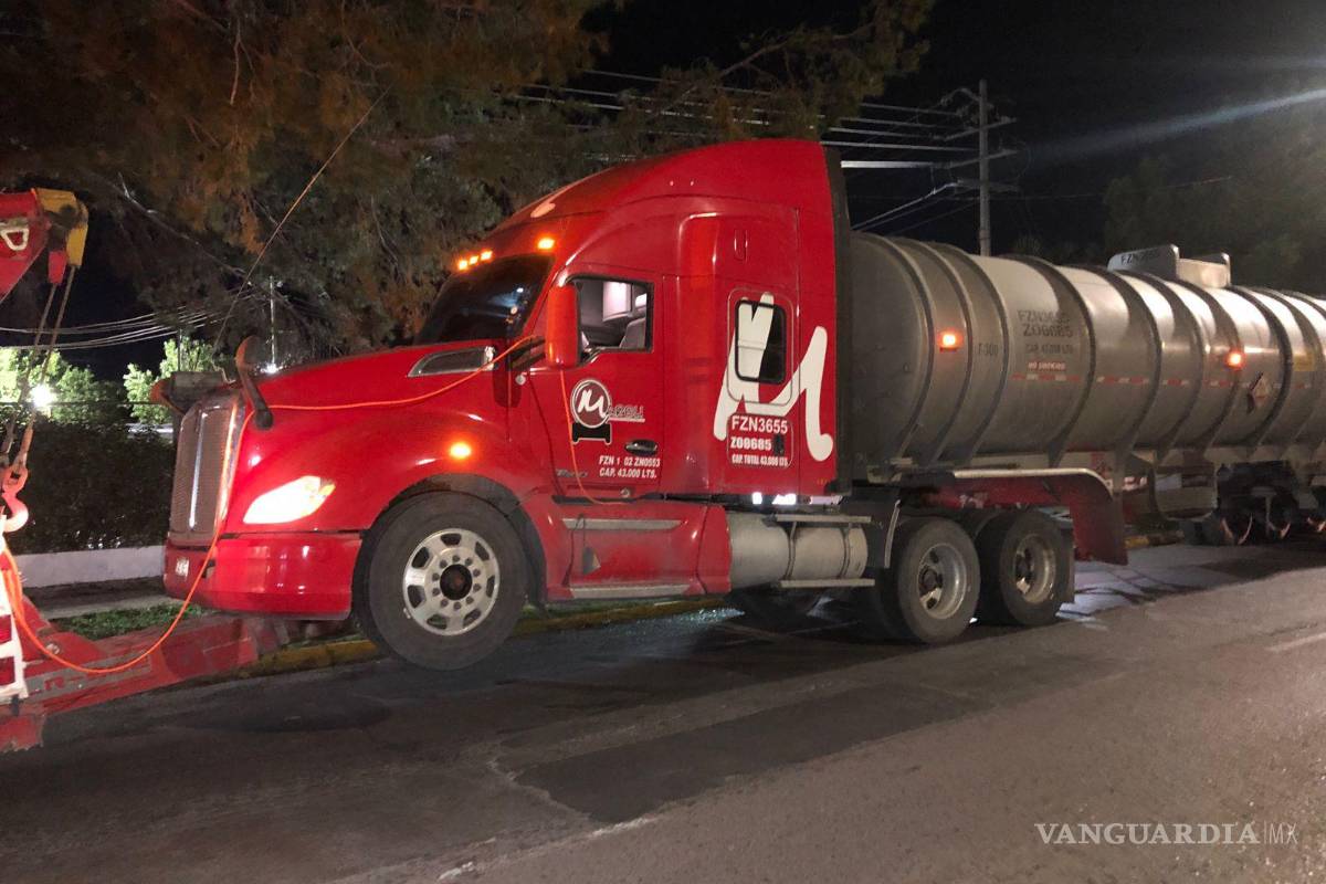 Aseguran pipa con 43 mil litros de combustible en la carretera Saltillo-Monterrey; investigan huachicoleo